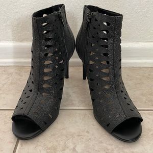 7 1/2 black Nine West heels with zipper